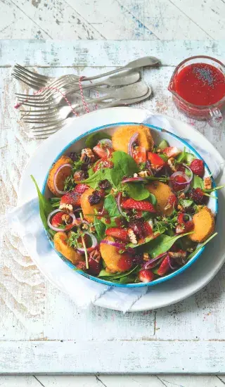 Salát s kozím sýrem a jahodovo-makovou zálivkou