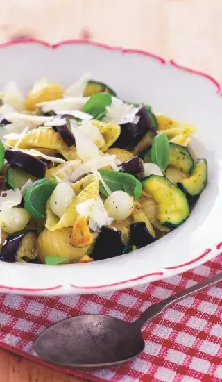 Salát s nakládanými cibulkami