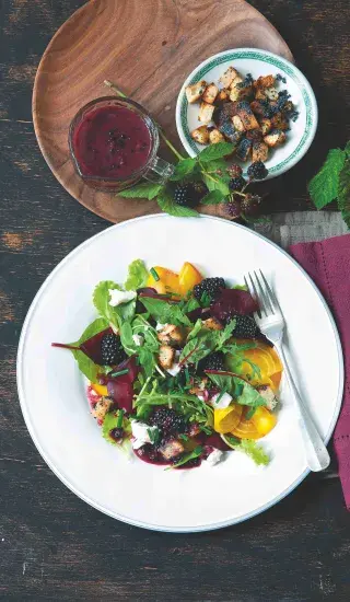 Salát s ostružinami a řepou dvou barev