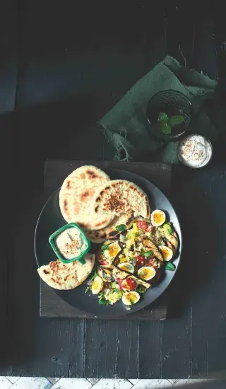 Salát s vejci a grilovaným lilkem