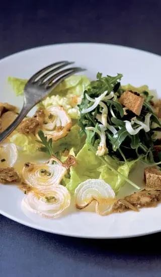 Salát se spoustou česneku