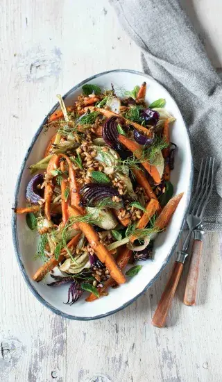 Salát z pečené mrkve, červené cibule a fenyklu
