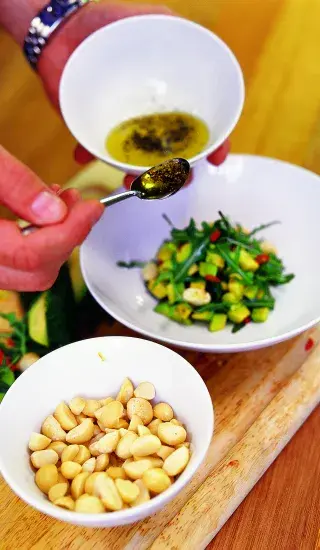 Avokádový salát s oříšky