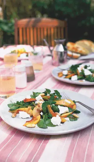 Salát ze zelených lístků, nektarinek a kozího sýra