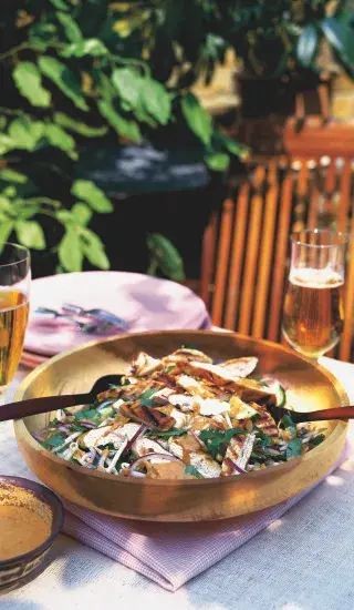 Thajský salát s pečeným kuřecím masem