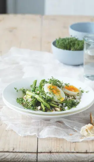 Salát s kroupami a vejcem