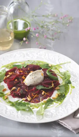 Salátek z červené řepy se sýrovým nočkem