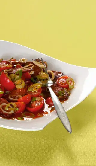 Salát z rajčat a paprikového salámu