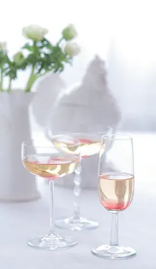 Šampaňské s růžovým sirupem