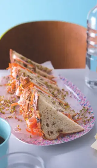 Sendvič s krůtí šunkou a mrkví