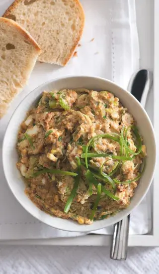 Škvarková pomazánka s jarní cibulkou