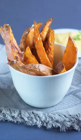 Sladkobramborové hranolky s pikantním dipem