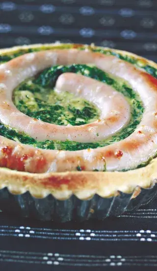 Slaný koláč s vinnou klobásou