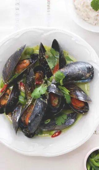 Slávky s domácí kari pastou a kokosovou rýží