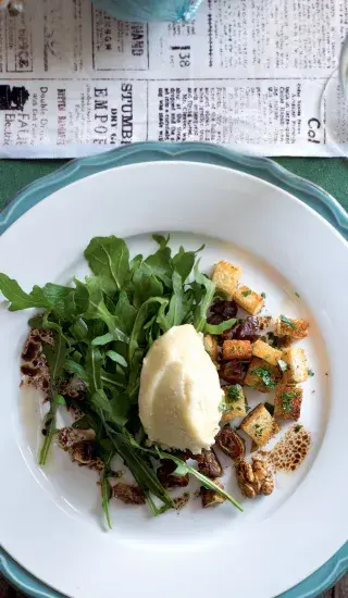 Šlehaný hermelín se salátem a ořechy