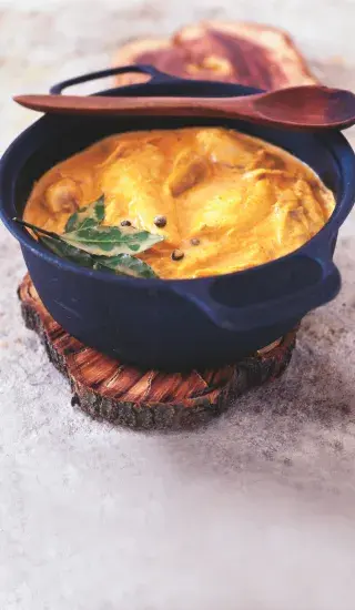 Slepice na paprice se smetanou a noky