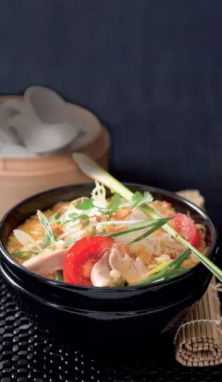 Soto ayam (indonéská kuřecí polévka)