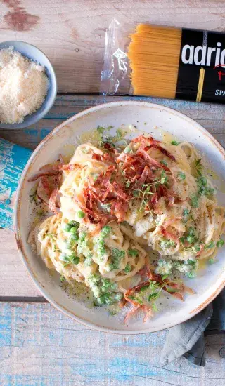 Těstoviny se smetanovou omáčkou, pancettou a hráškem