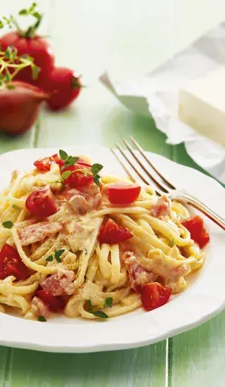 Lučinové těstoviny se šalotkou a rajčaty