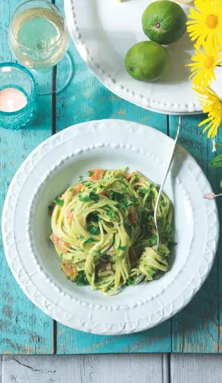 Špagety s avokádem a lososem