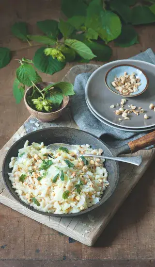 Špecle se šalvějí, sýrem a lískovými oříšky