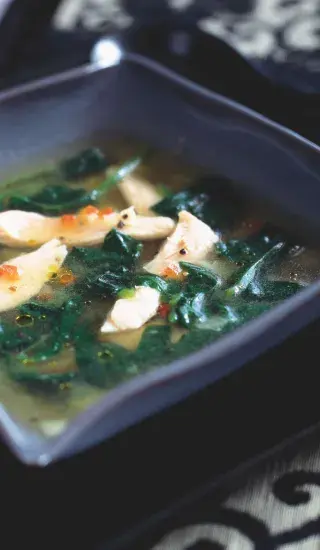 Špenátová polévka s nudličkami z kuřecího masa