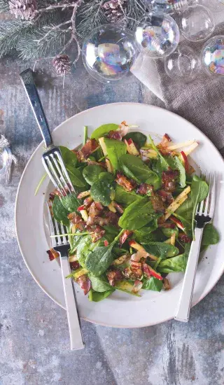 Špenátový salát s jablky, slaninou a medovo-hořčičnou zálivkou 