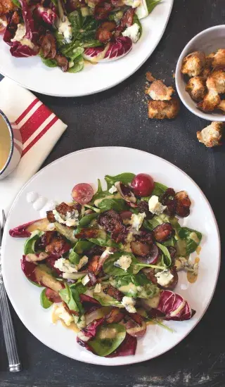 Špenátový salát s teplou slaninovou zálivkou