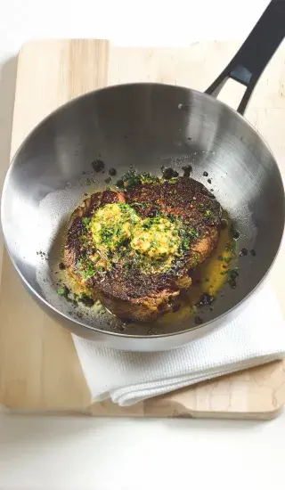 Steak s bylinkovým máslem