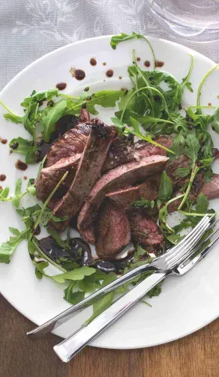 Steak z hovězího pupku s pečenou zeleninou