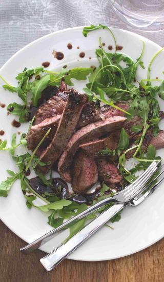 Steak z hovězího pupku s pečenou zeleninou