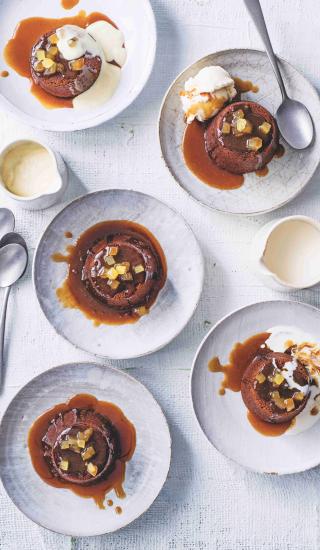 Sticky toffee pudding se zázvorem