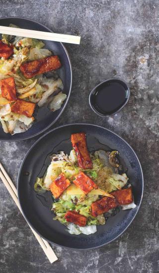 Stir fry z ledového salátu s pikantním tofu