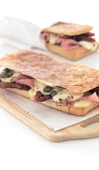 Sendvič šunka, rajče, mozzarella