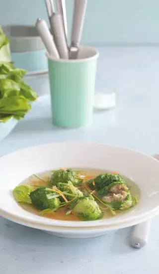 Polévka s knedlíčky v salátových listech