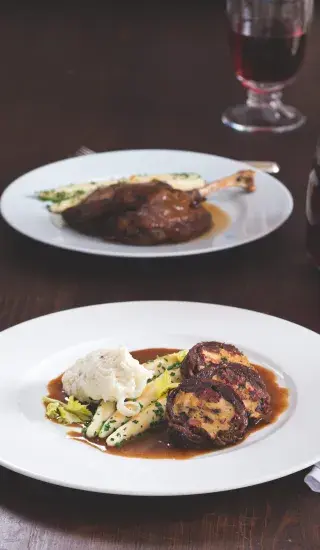 Husí roláda, zadělávaná kedlubna à la zelí a tvarohové šišky