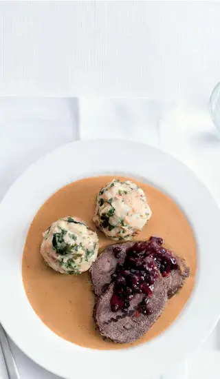 Svíčková se žemlovými knedlíky