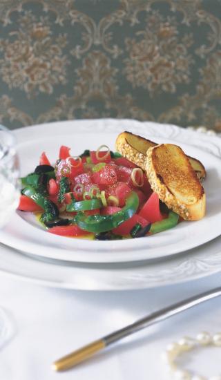 Tartar z čerstvého tuňáka s tomaty a zeleným olejem