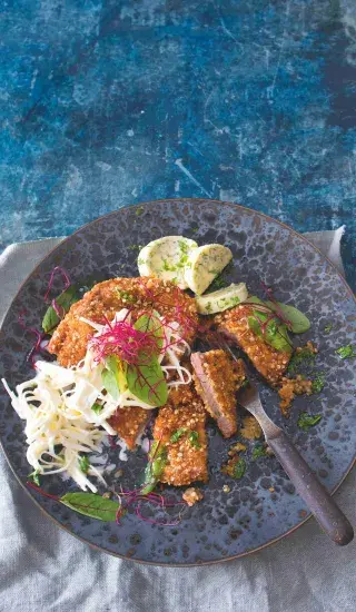 Telecí řízek s quinoou, bylinkovým máslem a celerovou remuládou