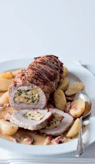 Telecí roláda s nádivkou a novými bramborami