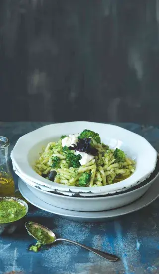 Těstoviny s brokolicovým pestem