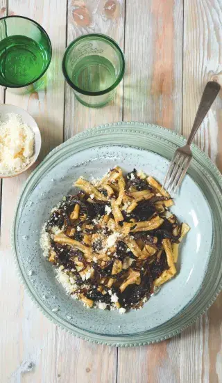 Těstoviny s karamelizovanou cibulí