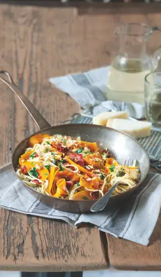 Těstoviny s máslovou dýní a česnekovou strouhankou