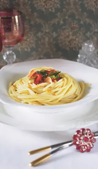 Těstoviny s tomatovou omáčkou