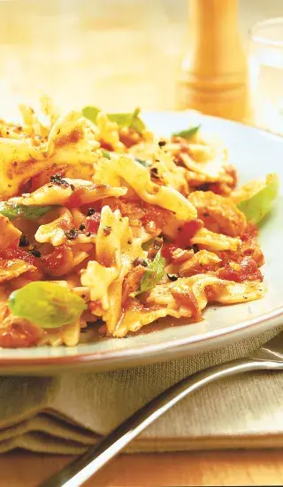 Těstoviny s omáčkou s tuňákem a rajčaty