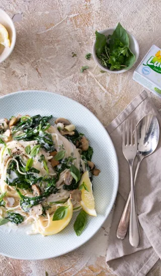 Těstoviny s Lučinou, houbami a špenátem