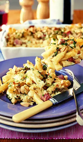 Zapečené těstoviny se sýrem a oříšky