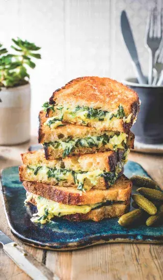 Toust s jarními cibulkami a sýrem gruyère