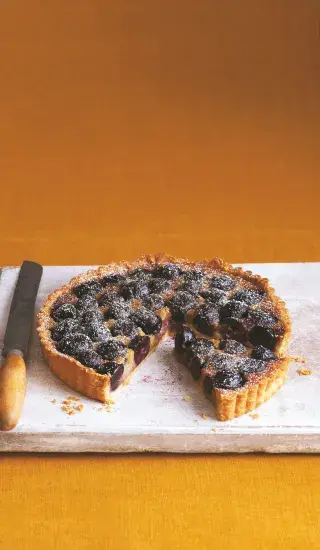 Křehký třešňový koláč s krémem