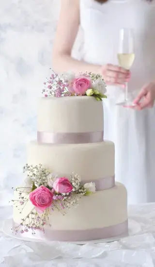 Třípatrový svatební dort